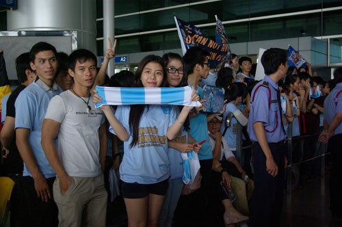 Hồi đầu tháng 6, khi Kompany đến Việt Nam, có rất nhiều fan nữ ra tận sân bay để đón thủ quân Man Xanh.